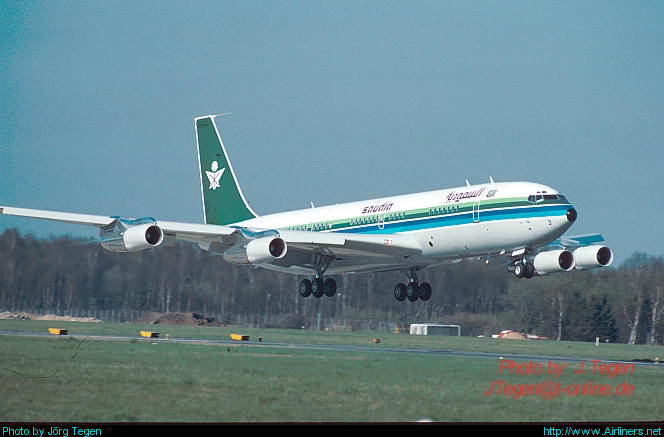صور طائرة الخطوط السعودية B707 300 يالشعار القديم والحديث كتيب